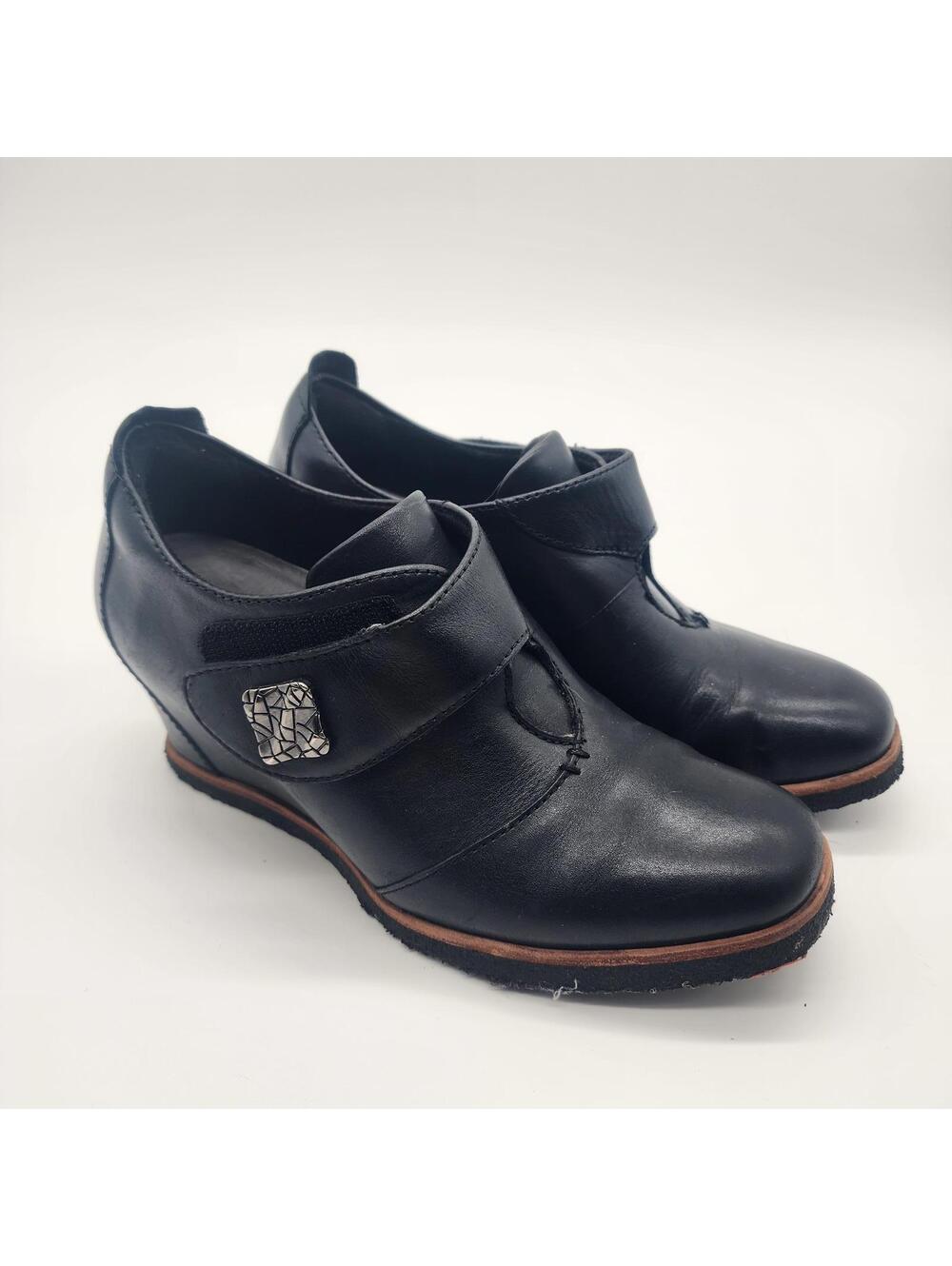 EUC Flawless EARTH  wedge black leather 6 B